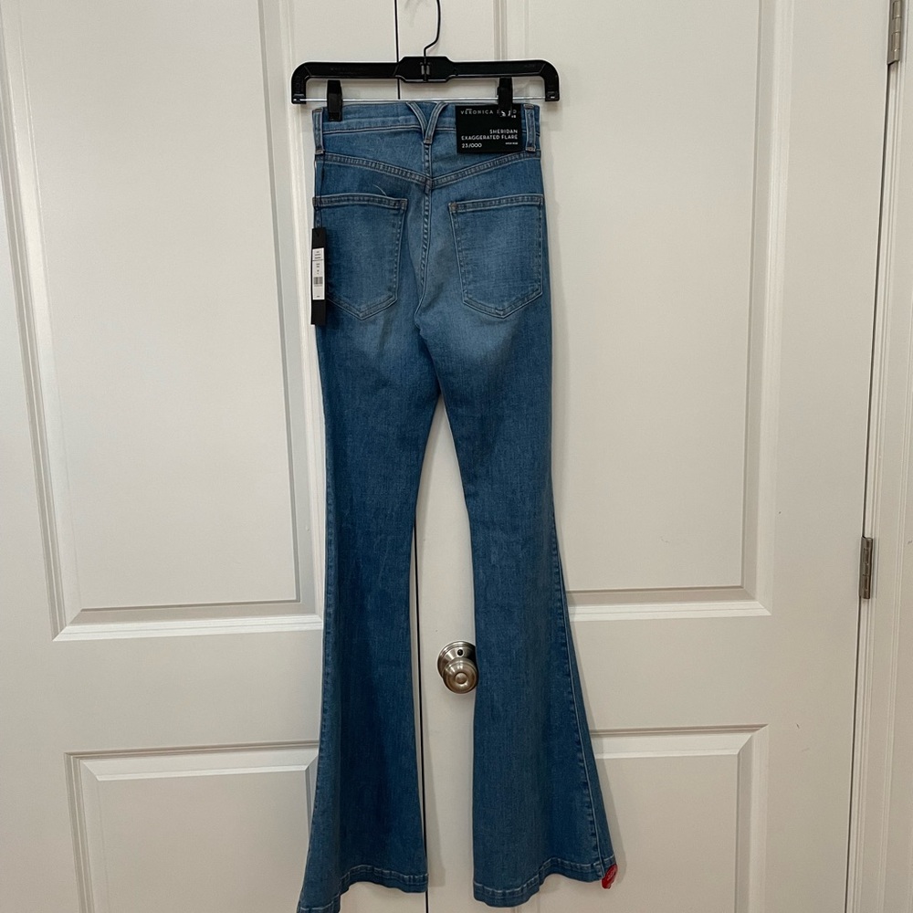Le One Flare Mid-rise Jean from Frame - Picture 5 of 11